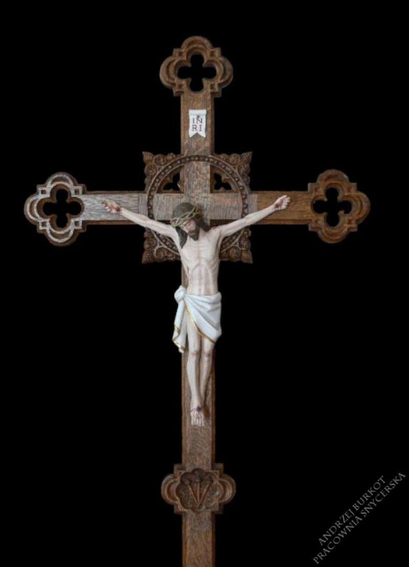 Drewniane krzyże procesyjne