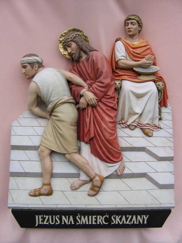 Stacja drogi krzyżowej - Pan Jezus na śmierć skazany - płaskorzeźba w drewnie