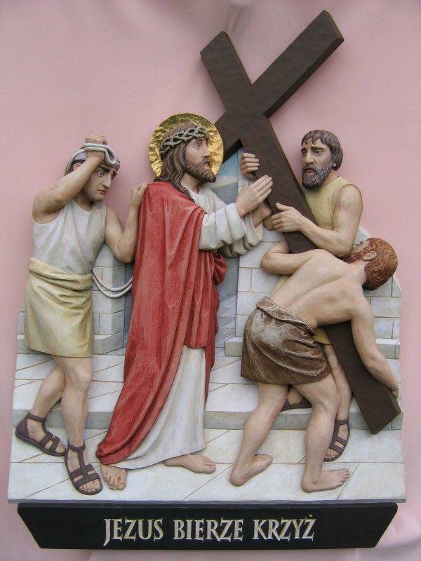 Stacja drogi krzyżowej  - Jezus niesie krzyż - płaskorzeźba w drewnie