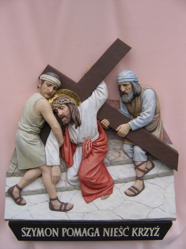 Stacja drogi krzyżowej  - Szymon z Cyreny pomaga nieść krzyż Jezusowi - płaskorzeźba w drewnie