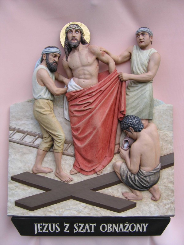 Stacja drogi krzyżowej  - Jezus z szat obnażony - płaskorzeźba w drewnie