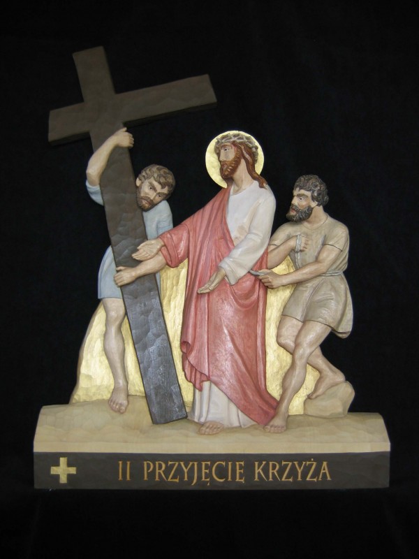 II stacja drogi krzyżowej  - Jezus bierze krzyż na swoje ramiona - płaskorzeźba, rzeźba, figura w drewnie