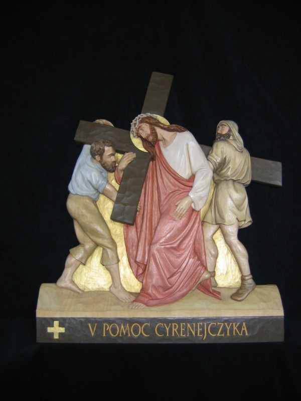 V stacja drogi krzyżowej  - Szymon z Cyreny pomaga nieść krzyż Jezusowi - płaskorzeźba, rzeźba, figura w drewnie