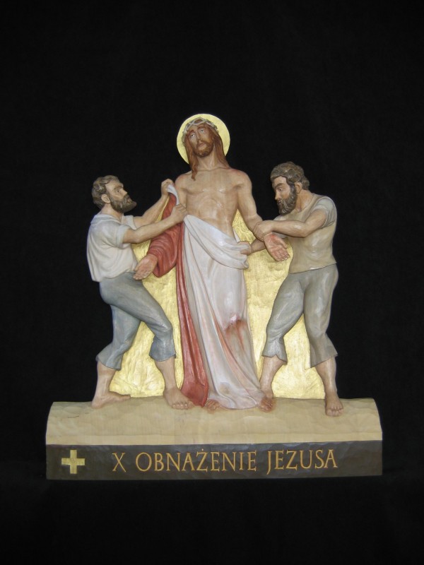 X stacja drogi krzyżowej  - Jezus z szat obnażony - płaskorzeźba, rzeźba, figura w drewnie
