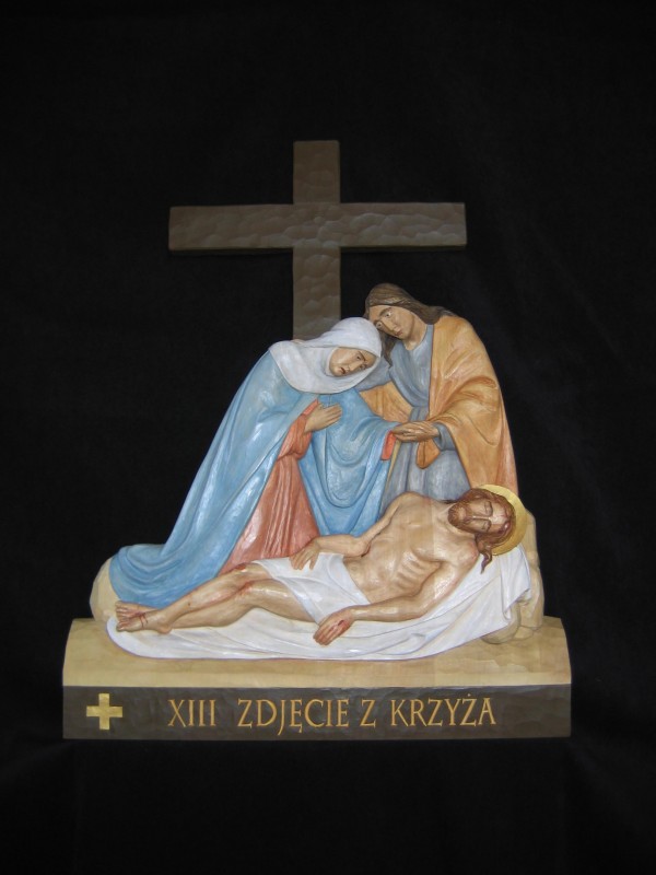 XIII stacja drogi krzyżowej - Jezus zdjęty z krzyża - płaskorzeźba, rzeźba, figura w drewnie