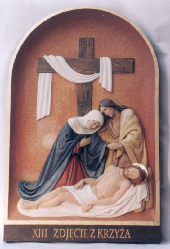 Stacja XIII drogi krzyżowej - Jezus z krzyża zdjęty - płaskorzeźba w drewnie