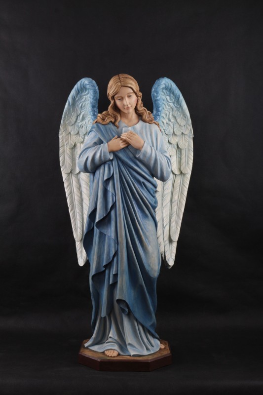 Ręcznie rzeźbiony anioł w drewnie &ndash; unikalne dzieło sztuki, pełne detali i naturalnego uroku. Doskonała dekoracja do wnętrz i przestrzeni sakralnych.