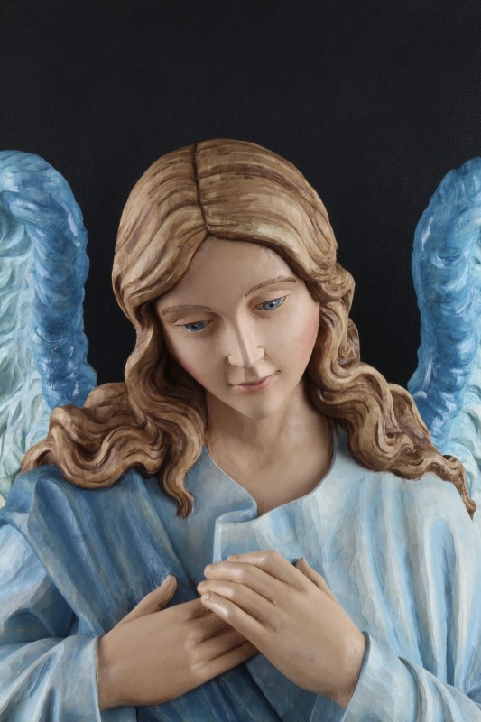 Drewniany anioł rzeźbiony ręcznie &ndash; wyjątkowe rękodzieło o pięknych detalach, idealne do dekoracji domu lub miejsca modlitwy.