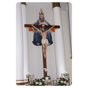 Rzeźba przedstawiająca Boga Ojca z ukrzyżowanym Jezusem na krzyżu