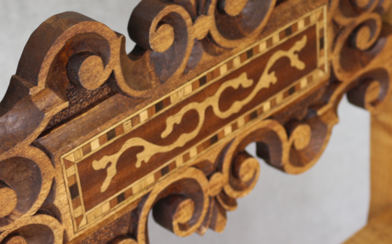 Intarsja na oparciu krzesła wawelskiego