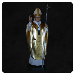 Polichromowana rzeźba przedstawiająca postać Jana Pawła II