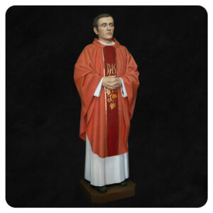 Jerzy Popiełuszko przedstawiony jako rzeźba w drewnie