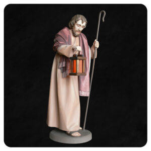 Pojedyncza figura świętego Józefa z szopki bożonarodzeniowej na czarnym tle