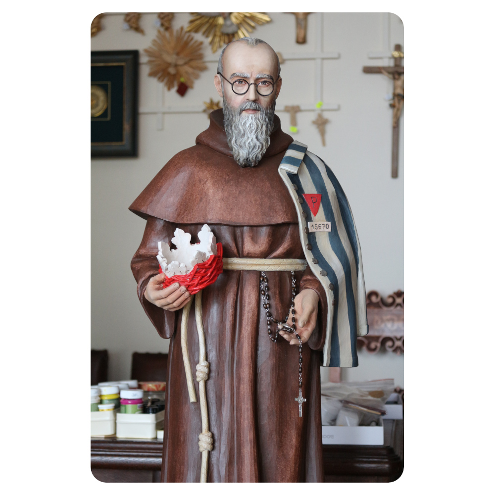 Maksymilian Kolbe - rzeźba polichromowana w habicie z obozową koszulą na ramieniu
