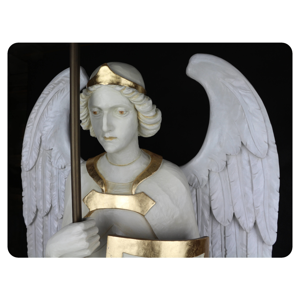 Michał Archanioł - drewniana postać ze skrzydłami