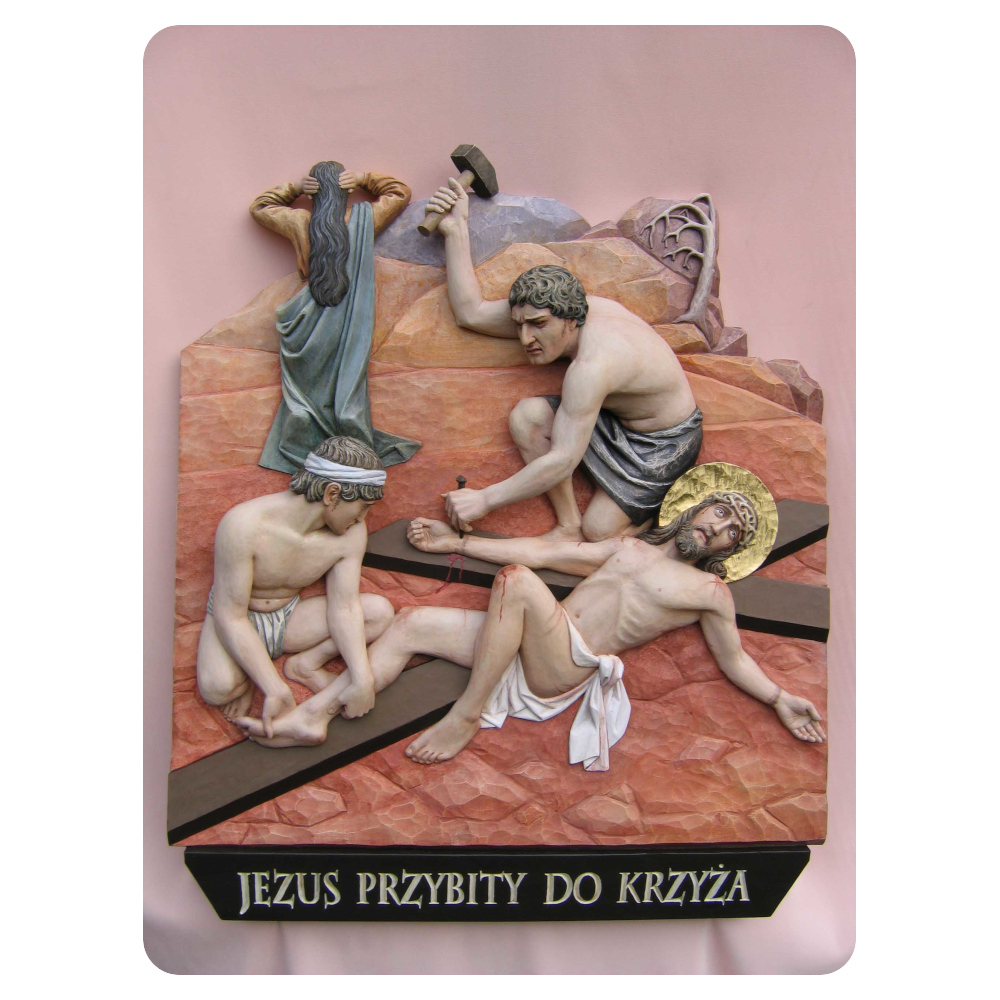Stacja 11 Drogi Krzyżowej - Jezus przybity do krzyża - rzeźba w drewnie