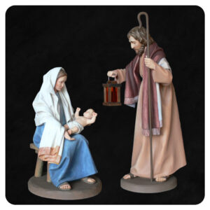 Zestaw figur Świętej Rodziny w szopce bożonarodzeniowej, Maryja z dzieciątkiem Jezus i Józef, na czarnym tle.