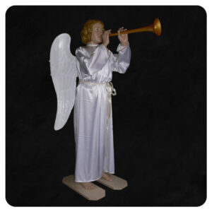 Postać Anioła ze skrzydłami grająca na flecie