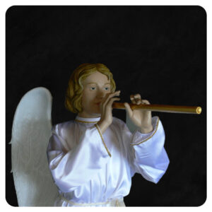 Postać anioła z fletem