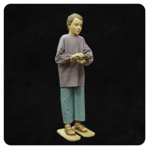 Rzeźba z materiałowymi szatami przedstawiająca chłopca z chrustem w rękach