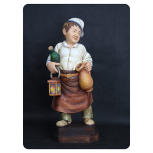 Karczmarz - rzeźba z drewna lipowego trzymająca lampion, butelkę i karafkę w ręce