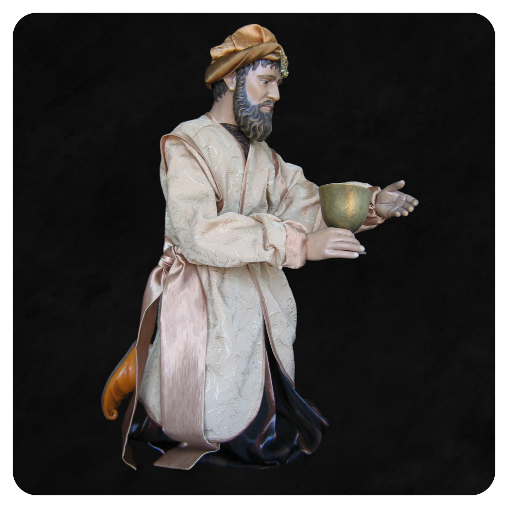 Król Melchior z mirrą, postać klęcząca