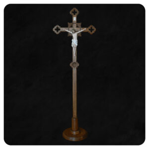Krzyż procesyjny 1 – drewniany krzyż liturgiczny