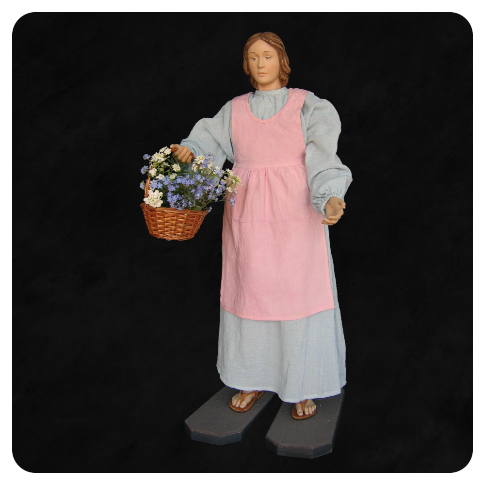 Dziewczynka z kwiatami, figura ubrana w materiałowe szaty