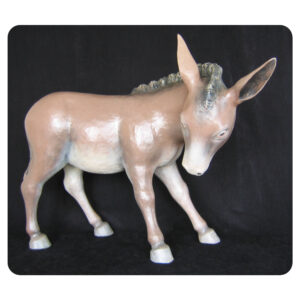 Młody osiołek wykonany w drewnie