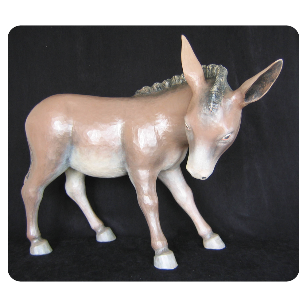 Młody osiołek wykonany w drewnie
