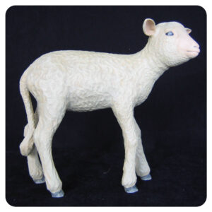 Owieczka stojąca wyrzeźbiona w drewnie lipowym