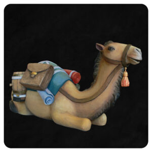 Wielbłąd leżący drewniany, polichromowany, z sakwami na plecach